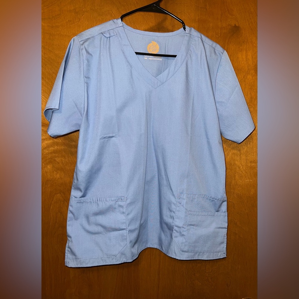 Women’s scrub shirt